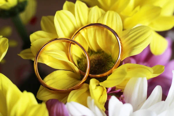 Primer Plano Los Anillos Boda Las Flores Tan Cerca — Foto de Stock