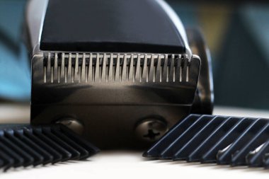 Eklentileri olan kırpıcı, çok yakın kuaför salonu makinesi.