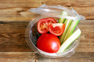 Yeşil salata ve domates, marul yaprakları, yiyecek.