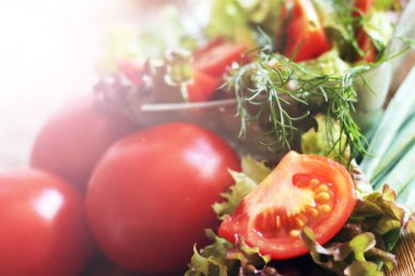 Yeşil salata ve domates, marul yaprakları, yiyecek.