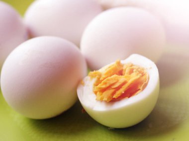 Haşlanmış yumurta, doğal yiyecekler çok yakın. Ayarlanmış.