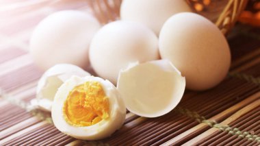 Haşlanmış yumurta, doğal yiyecekler çok yakın. Ayarlanmış.