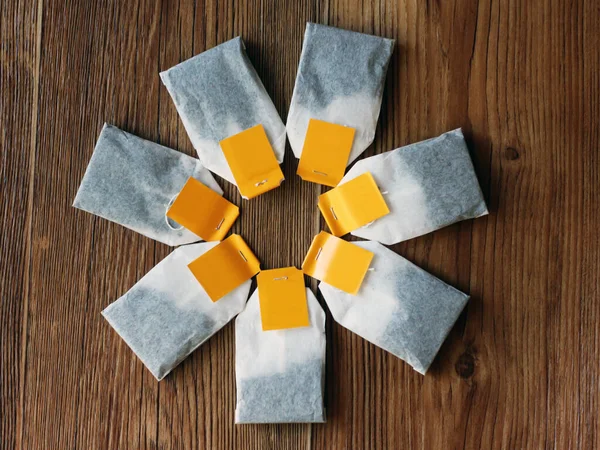 Tahta masada çay poşetleri. Üst görünüm nesnesi.