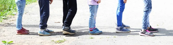 Piedi Dei Bambini Compagnia Dei Bambini Allo Stadio Così Vicino — Foto Stock