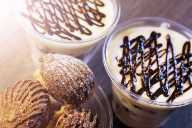 Tiramisu tatlıları fincana çok yakın.