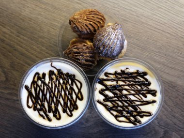 Tiramisu tatlıları fincana çok yakın.