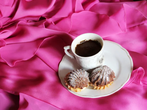 Café Chaud Délicieux Biscuits Sur Tissu Rose Romantique — Photo