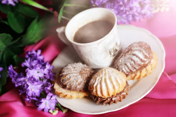 ホットコーヒーとおいしいクッキーと花がとても近く — ストック写真