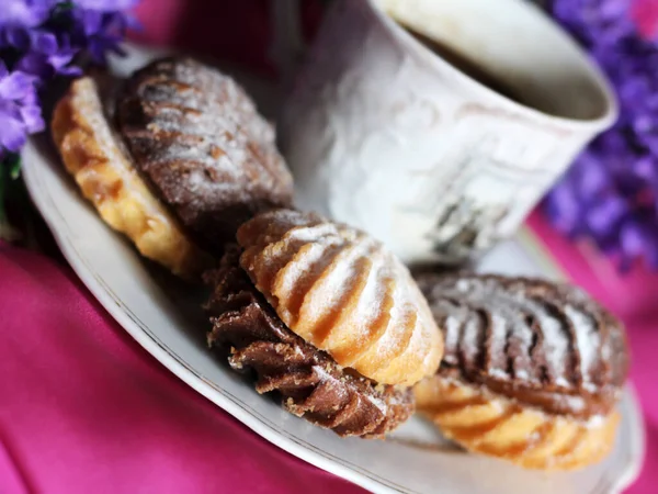 Warme Koffie Heerlijke Koekjes Bloemen Dichtbij Ontbijt — Stockfoto