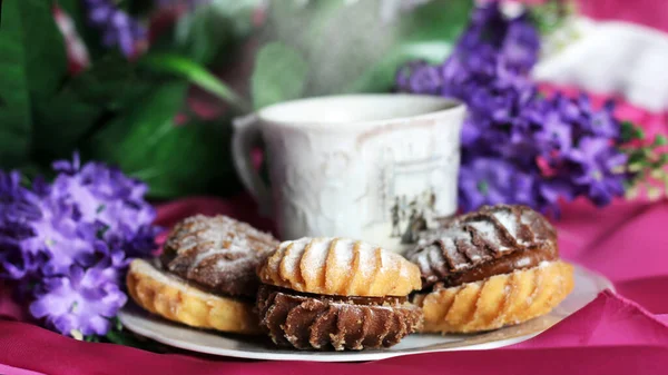 Hot Kopi Dan Lezat Kue Dan Bunga Begitu Dekat Sarapan — Stok Foto