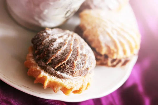 Deliciosos Biscoitos Frescos Claro Escuro Café Manhã Tão Perto — Fotografia de Stock