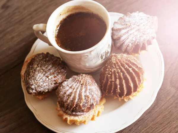 Heißer Kaffee Und Leckere Kekse Auf Hölzernem Hintergrund Von Oben — Stockfoto