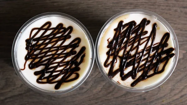 Twee Tiramisu Desserts Beker Dichtbij — Stockfoto