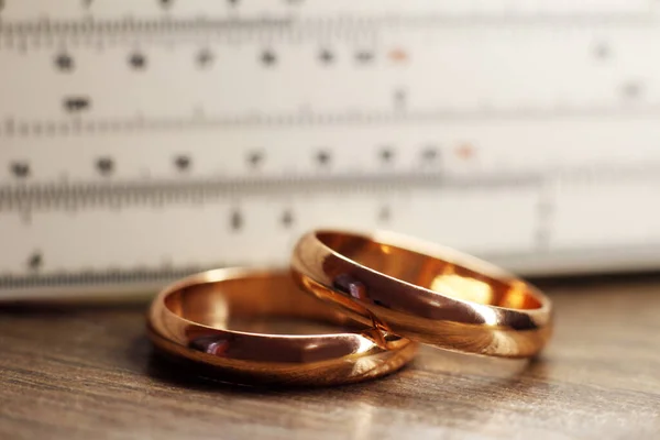 Cincin Pernikahan Dan Perangkat Pengukur — Stok Foto
