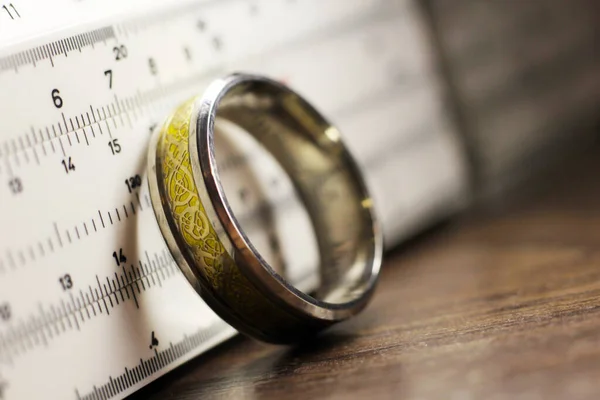 结婚戒指和测量装置 — 图库照片