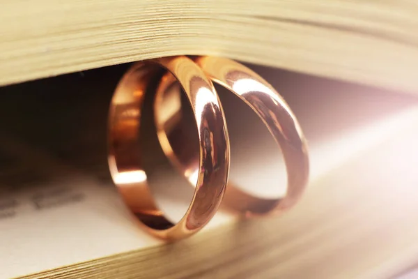 Dois Anéis Casamento Num Livro Tão Perto — Fotografia de Stock