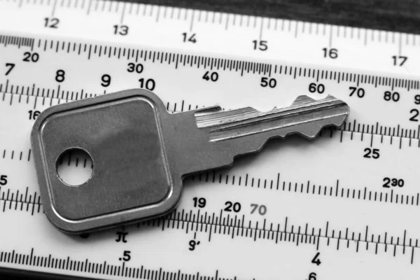 Der Schlüssel Zur Tür Messgerät Die Herstellung Und Das Schärfen — Stockfoto