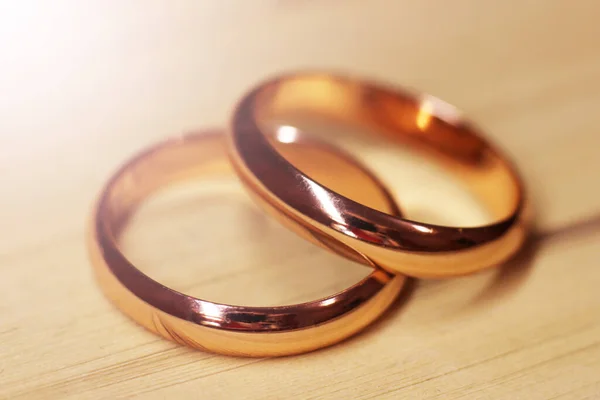 本の上の2つの結婚指輪はとても近い — ストック写真