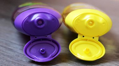 Sarı ve mor tüp şampuan, saç kremi, durulama, jöle, sabun çok yakın.