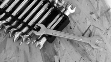 Paslanmaz çelik arkaplan üzerine bir set yeni açıcı