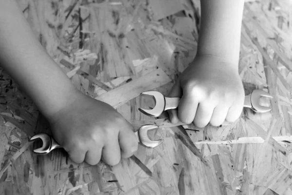 Die Hand Hält Einen Schraubenschlüssel Auf Einem Holzuntergrund — Stockfoto