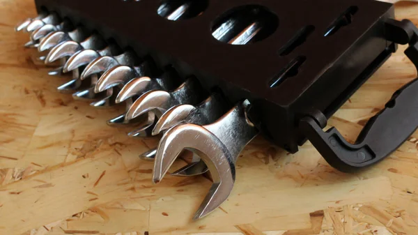 Paslanmaz Çelik Arkaplan Üzerine Bir Set Yeni Açıcı — Stok fotoğraf