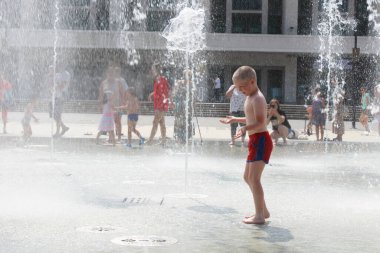 15 Temmuz 2020. İzhevsk, Rusya. Mutlu çocuklar yazın çeşmelerde oynuyorlar.