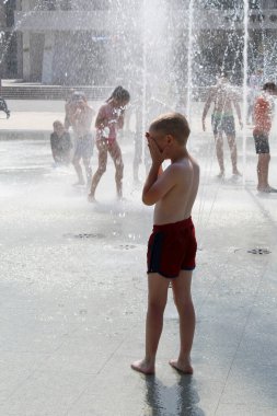 15 Temmuz 2020. İzhevsk, Rusya. Mutlu çocuklar yazın çeşmelerde oynuyorlar.