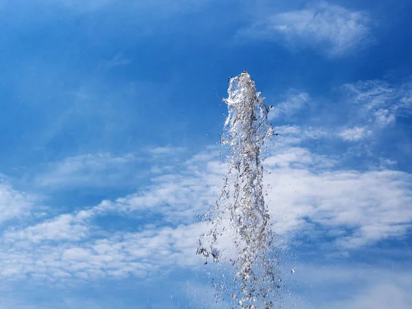 Всплески Воды Фонтан Струя Воды Против Голубого Неба — стоковое фото