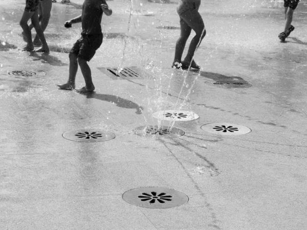 Щасливі Діти Грають Водних Фонтанах Літо — стокове фото