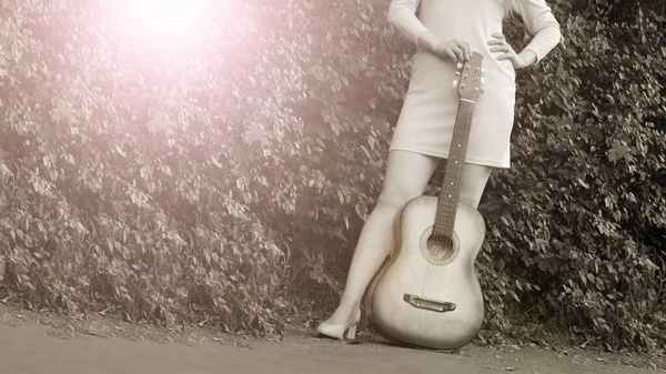 Belle Fille Guitare Rétro Dans Jardin Extérieur Noir Blanc — Photo