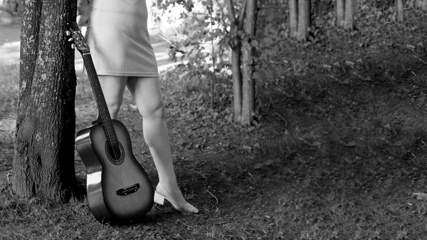 Schöne Mädchen Und Retro Gitarre Garten Freien Schwarz Weiß — Stockfoto
