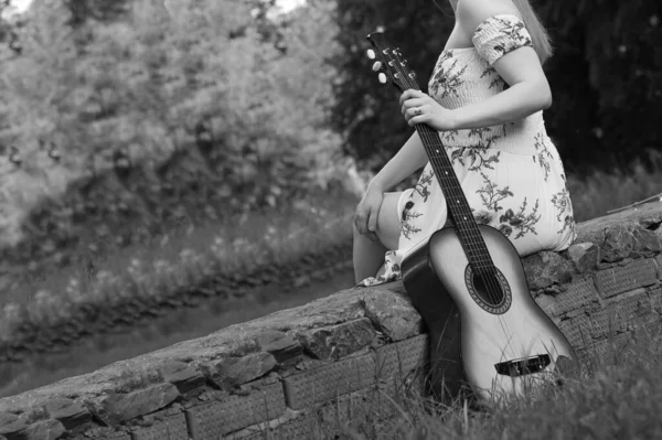 Schöne Mädchen Und Retro Gitarre Garten Freien Schwarz Weiß — Stockfoto