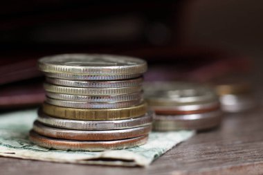 Gümüş ve altın para yığınları çok yakın.