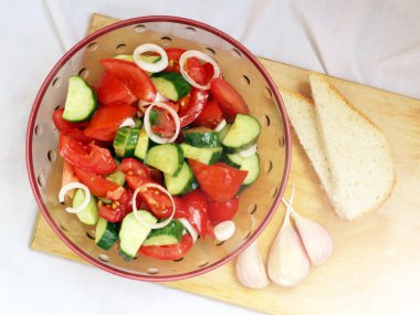 Domatesli ve salatalıklı sebze salatası.