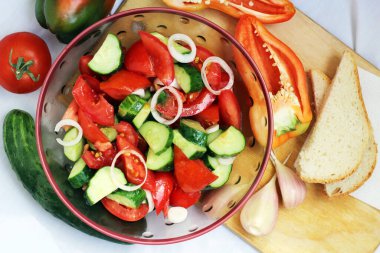 Domatesli ve salatalıklı sebze salatası.