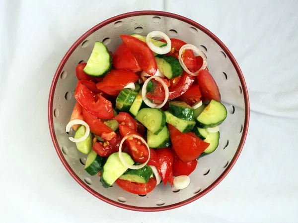 Domatesli ve salatalıklı sebze salatası.