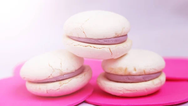 Macarons Blancs Avec Remplissage Baies Violettes Près — Photo