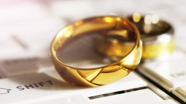 Anillos Boda Teclado Blanco Tan Cerca — Foto de Stock