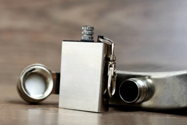 Daha hafif benzin, orijinal çizimli klasik model, ahşap zemin