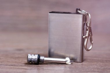 Daha hafif benzin, orijinal çizimli klasik model, ahşap zemin