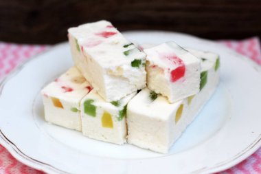 Marmelatlı beyaz marşmelov, tatlı çok yakın.