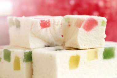 Marmelatlı beyaz marşmelov, tatlı çok yakın.