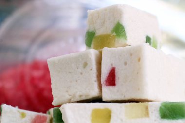 Marmelatlı beyaz marşmelov, tatlı çok yakın.