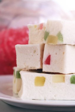 Marmelatlı beyaz marşmelov, tatlı çok yakın.