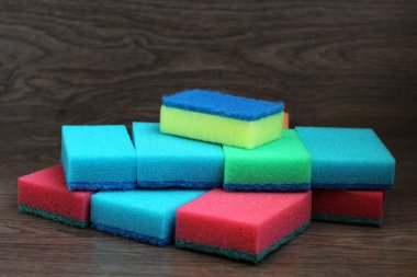 Ahşap arka planda bir grup mutfak süngeri, renkli nesne