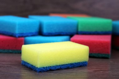 Ahşap arka planda bir grup mutfak süngeri, renkli nesne