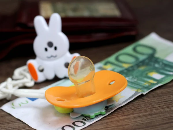 Turuncu bebek emziği ve avro parası çok yakın.