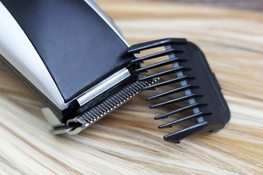 Kadınların sarı saçları ve makasları birbirine çok yakın.