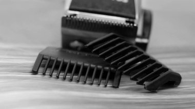 Kadınların sarı saçları ve makasları birbirine çok yakın.